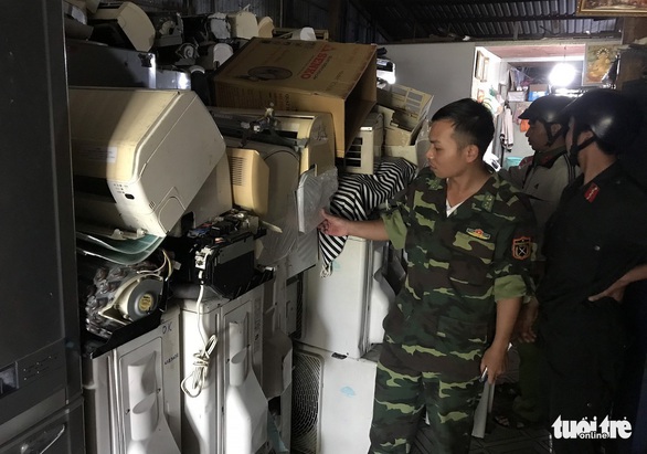 Nhóm buôn lậu cho hàng vào bao nilông, dìm xuống nước rồi kéo qua sông - Ảnh 2. Nhóm buôn lậu cho hàng vào bao nilông, dìm xuống nước rồi kéo qua sông - Ảnh 2.