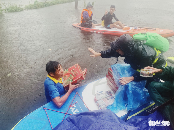 Chèo sup tiếp hàng cứu trợ bà con cô lập trong lũ - Ảnh 8.