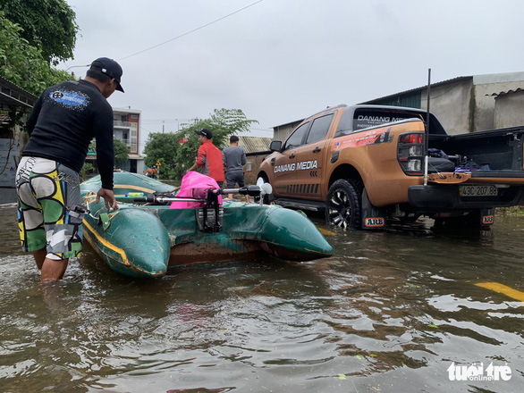 Chèo sup tiếp hàng cứu trợ bà con cô lập trong lũ - Ảnh 4.