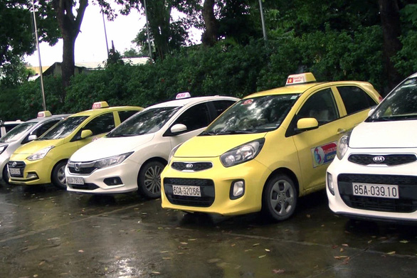 Tài xế taxi chèo kéo khách, đánh tài xế hãng Mai Linh - Ảnh 1.