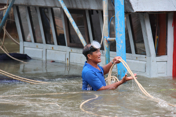 Ngâm mình tìm thi thể người con trong vụ chìm tàu ở Quảng Nam - Ảnh 2.