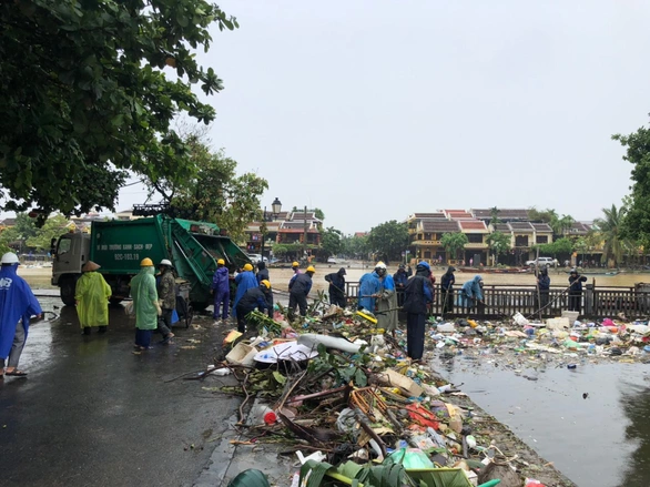 Phố cổ Hội An được cấp tốc làm sạch ngay khi nước lũ vừa rút - Ảnh 11. Phố cổ Hội An được cấp tốc làm sạch ngay khi nước lũ vừa rút - Ảnh 11.