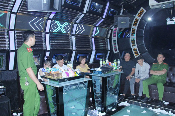 12 nam thanh, nữ tú bay, lắc trong quán karaoke - Ảnh 2.