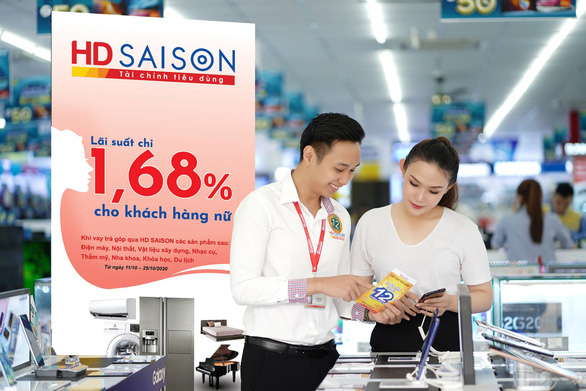 HD SAISON tặng quà khách hàng nữ nhân dịp 20-10 - Ảnh 2.