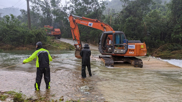 Đã liên lạc được với nhóm công nhân ở Thủy điện Rào Trăng 3 - Ảnh 2.