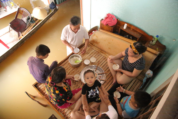 Sống trên đỉnh lũ: 6 ngày nhai mì tôm sống, 7 người co cụm trên 1 chiếc giường - Ảnh 2.