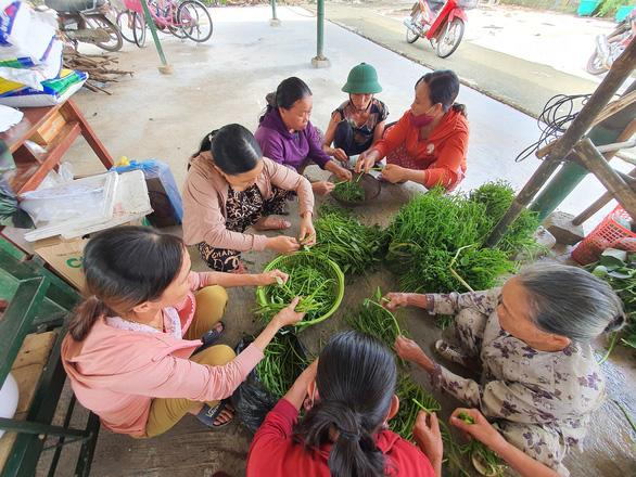 Người dân góp gạo, gà vịt nấu cơm cho lực lượng cứu hộ thủy điện Rào Trăng 3 - Ảnh 2.