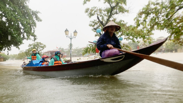 Lại áp thấp nhiệt đới có khả năng thành bão số 8, miền Trung thành tâm bão - Ảnh 1.