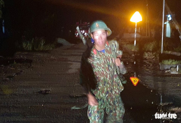Tăng cường lực lượng công binh trong đêm tìm kiếm nạn nhân trạm kiểm lâm 67 - Ảnh 1.