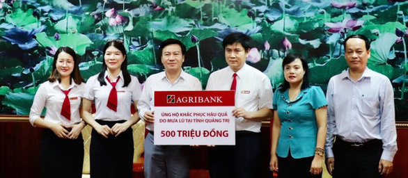 Agribank hỗ trợ 3 tỉ đồng cho đồng bào 6 tỉnh miền Trung - Ảnh 1.