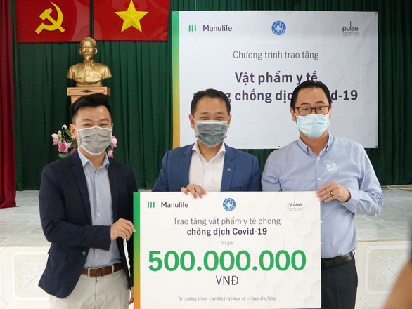 Manulife Việt Nam đóng góp gần 3,5 tỉ đồng  cho tuyến đầu chống dịch - Ảnh 3.