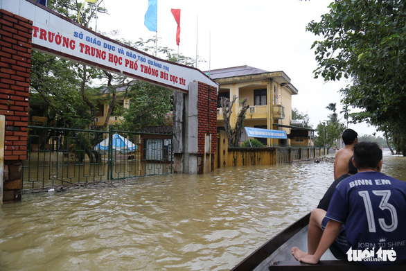 Lũ nhồi lũ, trường học miền Trung đứng hình - Ảnh 1.