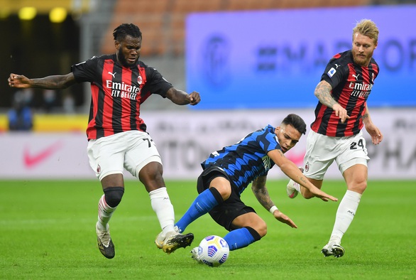 Trở lại sau khi mắc COVID-19, Ibrahimovic lập cú đúp giúp AC Milan thắng trận derby Milan - Ảnh 3. Trở lại sau khi mắc COVID-19, Ibrahimovic lập cú đúp giúp AC Milan thắng trận derby Milan - Ảnh 3.