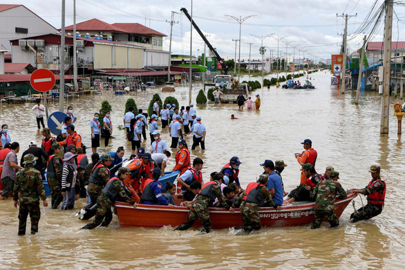 Thủ tướng Nguyễn Xuân Phúc gửi điện thăm hỏi, chia sẻ tình hình lũ tàn phá tại Campuchia - Ảnh 1.