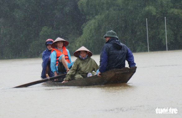 Historically flooding, people in Quang Binh, Ha Tinh need help to call?  - Photo 1.