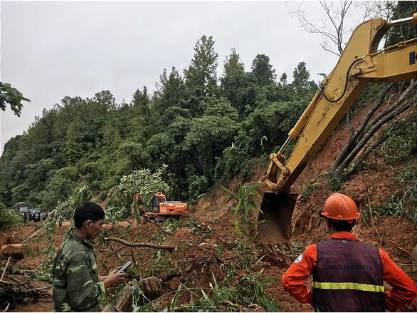 Sạt lở núi nghi vùi lấp 22 cán bộ chiến sĩ ở Quảng Trị: Đã tìm thấy 3 thi thể - Ảnh 3.