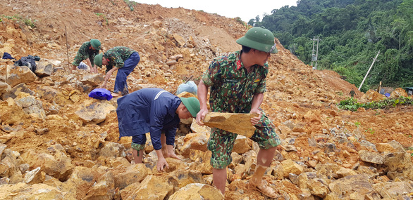 15 năm tù vì chiếm đoạt tiền của gia đình nạn nhân trong vụ sạt lở thủy điện Rào Trăng 3 - Ảnh 1.