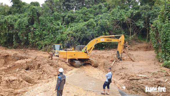 4 cán bộ xã bị lũ cuốn đã trở về, đang nỗ lực đưa thi thể công an xã ra ngoài - Ảnh 1.