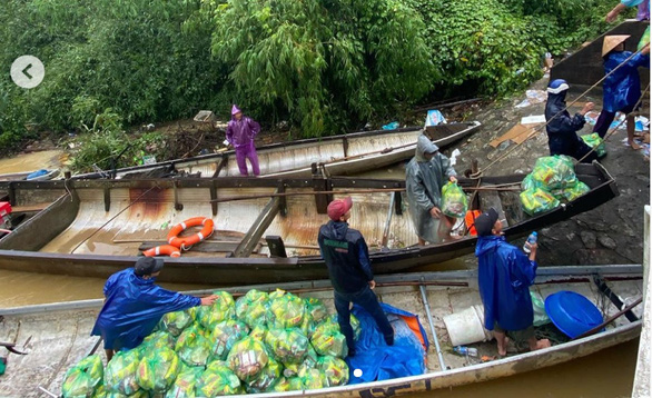 Bán tranh, đấu giá trái banh có chữ ký của HLV Park Hang Seo để ủng hộ miền Trung - Ảnh 3.