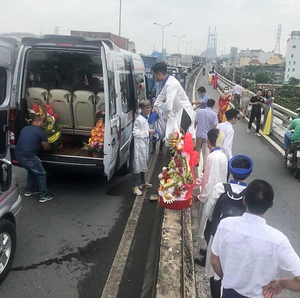 Kẹt cứng đường vào cảng Cát Lái, xe đưa dâu chôn chân trên cầu Phú Mỹ - Ảnh 1.