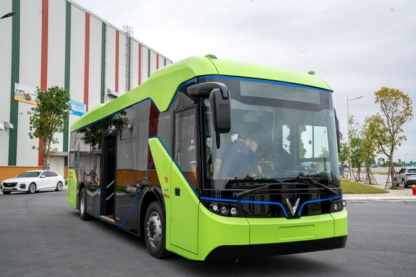 Vingroup chính thức chạy thử nghiệm xe buýt điện VinFast - Ảnh 7. Vingroup chính thức chạy thử nghiệm xe buýt điện VinFast - Ảnh 7.