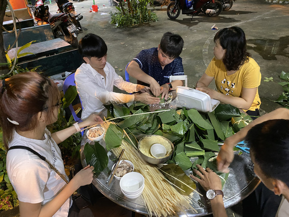 TP.HCM: xóm Hạnh Phúc chung tay gói bánh chưng gửi đồng bào miền Trung - Ảnh 6.