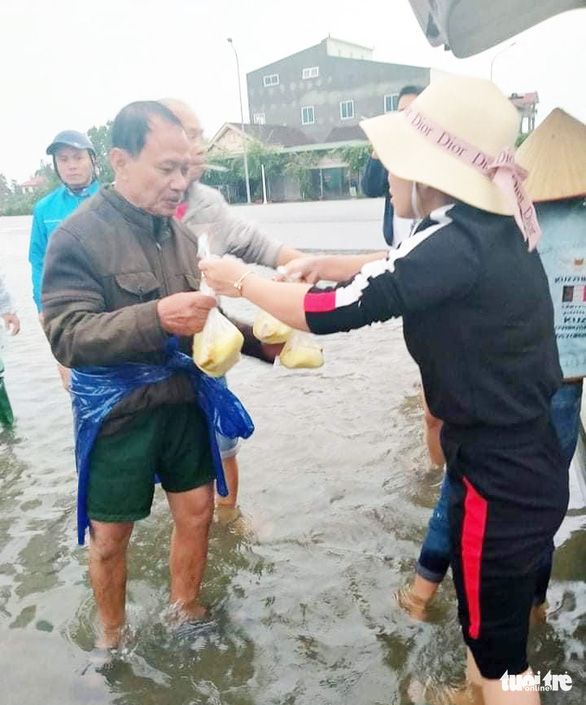 Mang xôi, cơm nóng trong đêm cho bà con vùng lũ Hà Tĩnh - Ảnh 6.