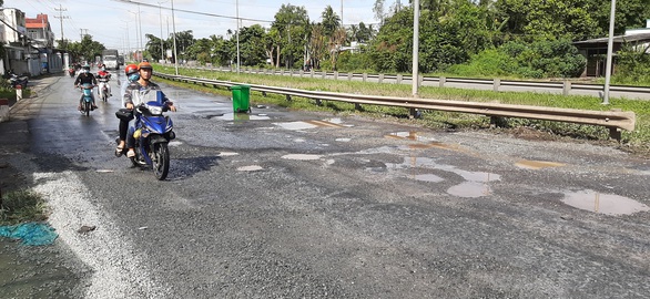 Quốc lộ ở miền Tây bong tróc nặng do triều cường - Ảnh 4. Quốc lộ ở miền Tây bong tróc nặng do triều cường - Ảnh 4.