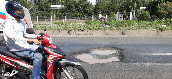 Quốc lộ ở miền Tây bong tróc nặng do triều cường - Ảnh 7. Quốc lộ ở miền Tây bong tróc nặng do triều cường - Ảnh 7.
