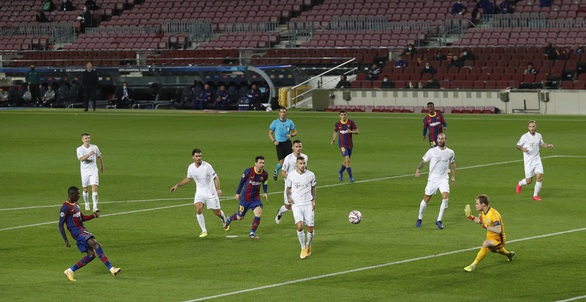 Chơi thiếu người, Barca vẫn thắng đậm ngày ra quân Champions League nhờ Messi - Ảnh 6. Chơi thiếu người, Barca vẫn thắng đậm ngày ra quân Champions League nhờ Messi - Ảnh 6.