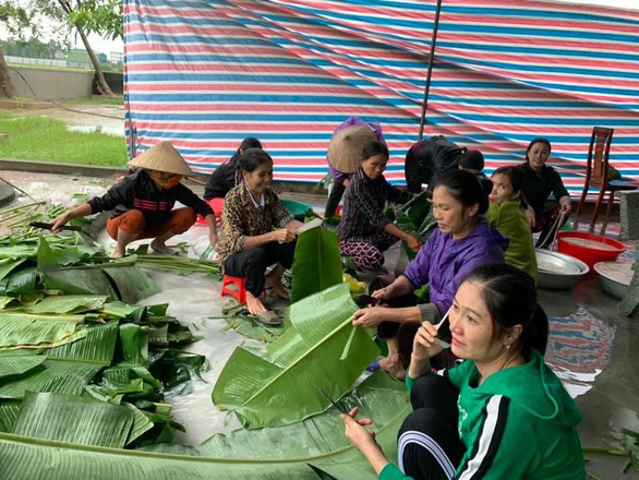 Chị em Hồng Lĩnh lội nước gom góp mì, sữa, nấu bánh chưng gửi miền Trung - Ảnh 1.