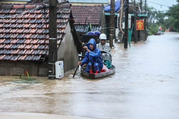 Bằng mọi cách, kể cả huy động trực thăng, đưa hàng cứu trợ tận tay người dân - Ảnh 2.