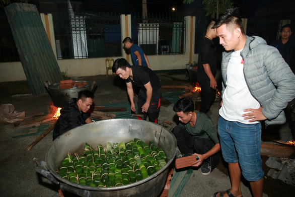 Dân làng La Phù thức xuyên đêm nấu 10.000 bánh chưng hỗ trợ bà con miền Trung - Ảnh 5.