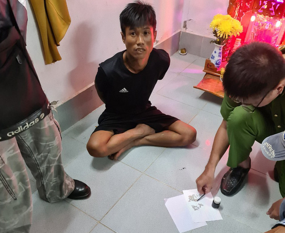 Bắt 2 người cầm đầu đường dây phân phối heroin cho người nghiện - Ảnh 2. Bắt 2 người cầm đầu đường dây phân phối heroin cho người nghiện - Ảnh 2.