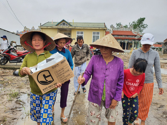 Quà cứu trợ của bạn đọc báo Tuổi Trẻ đến rốn lũ Quảng Thành - Ảnh 2.