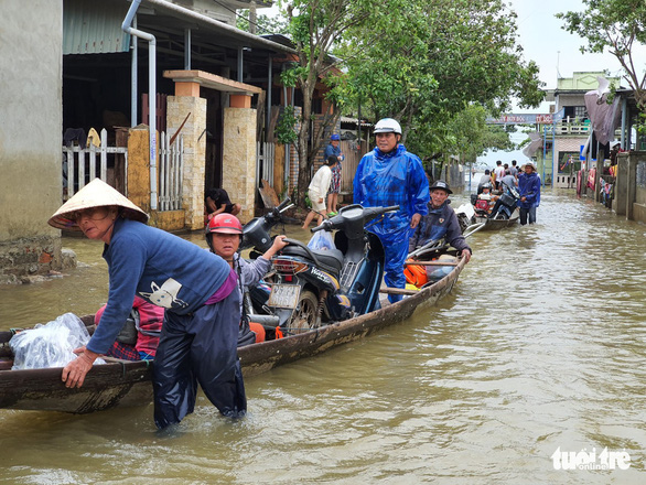 Dịch vụ chuyển xe máy bằng thuyền, xe ba gác ở Huế đông khách - Ảnh 3.