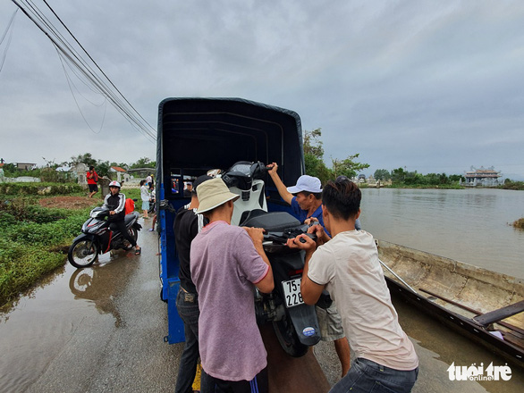 Dịch vụ chuyển xe máy bằng thuyền, xe ba gác ở Huế đông khách - Ảnh 6.