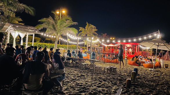 Tận hưởng không gian bar ấn tượng bên bờ biển đẹp miền Trung - Ảnh 1. Tận hưởng không gian bar ấn tượng bên bờ biển đẹp miền Trung - Ảnh 1.