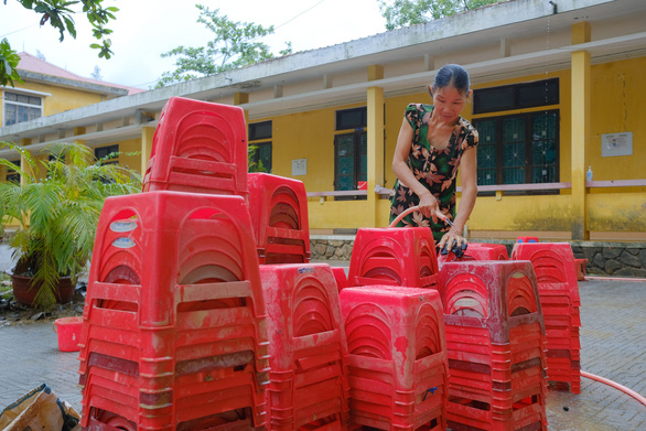 Vùng lũ Thừa Thiên Huế dọn trường, phơi sách chuẩn bị lên lớp - Ảnh 4.