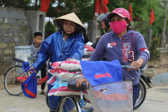 Quà Tuổi Trẻ đến với bà con nơi hơn 2 tuần vẫn còn ngập lũ - Ảnh 2.