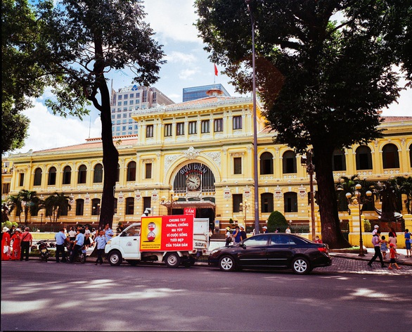 TP.HCM, Hà Nội bắt buộc đeo khẩu trang, chưa mở cửa đón du khách quốc tế - Ảnh 1. TP.HCM, Hà Nội bắt buộc đeo khẩu trang, chưa mở cửa đón du khách quốc tế - Ảnh 1.