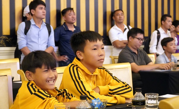 Cầu thủ nhí có thể tâng bóng 1.000 lần với cầu thủ vô địch AFF 2008 - Ảnh 1. Cầu thủ nhí có thể tâng bóng 1.000 lần với cầu thủ vô địch AFF 2008 - Ảnh 1.