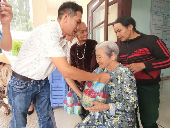 Trao tặng sữa đến người dân vùng lũ Quảng Nam - Ảnh 2. Trao tặng sữa đến người dân vùng lũ Quảng Nam - Ảnh 2.