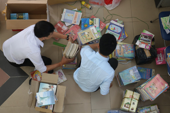 Quyên góp hàng ngàn bộ sách giáo khoa cũ tặng học sinh miền Trung - Ảnh 1.