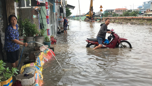 Nhà dân ngập từ đêm tới trưa do cống thoát nước bị nghẽn - Ảnh 1.