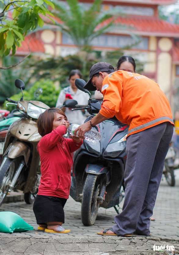 Quà bạn đọc báo Tuổi Trẻ đến các mái ấm, trung tâm xã hội Quảng Trị - Ảnh 9.