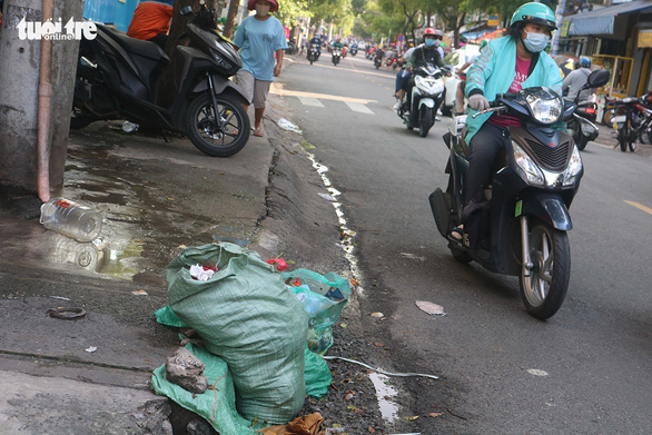 Bít miệng cống cho đỡ hôi: Được phần mình, hại nhiều người - Ảnh 2.