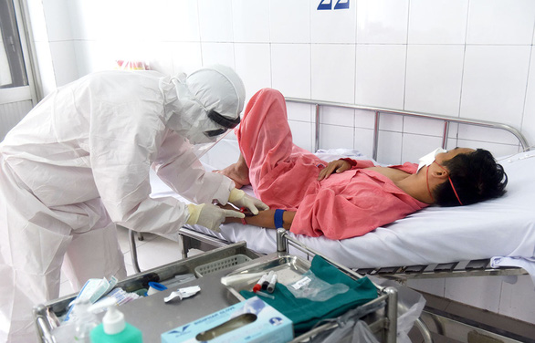 Nurse treats positive patient in isolation ward of Cho Ray hospital