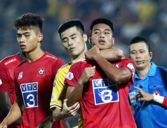 Video cầu thủ Hải Phòng đánh vào mặt đối thủ sau thẻ vàng thứ 2 - Ảnh 1. Video cầu thủ Hải Phòng đánh vào mặt đối thủ sau thẻ vàng thứ 2 - Ảnh 1.