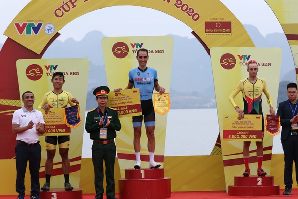 Giải đua xe đạp VTV Cúp Tôn Hoa Sen 2020: Cuarơ Pháp Loic Desriac chiếm áo vàng - Ảnh 2. Giải đua xe đạp VTV Cúp Tôn Hoa Sen 2020: Cuarơ Pháp Loic Desriac chiếm áo vàng - Ảnh 2.